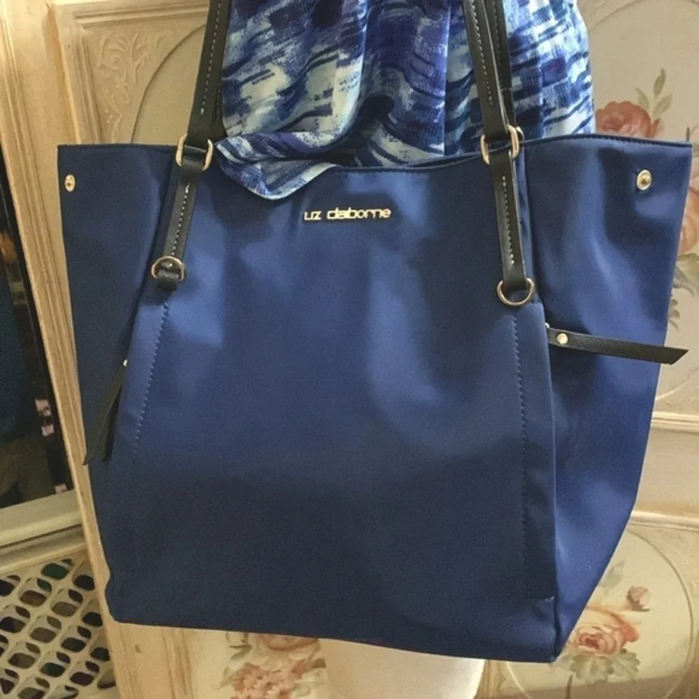 Liz Claiborne beautiful nylon bag perfect color for fall